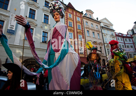 Karnevalszug führt durch das Zentrum von Prag während des Starts von Prag Karneval Stockfoto