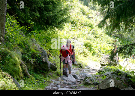 Mutter und Tochter zu Fuß entlang Bergweg in den französischen Alpen. Stockfoto