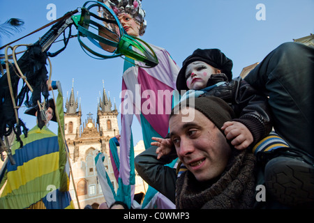 Karnevalszug führt durch das Zentrum von Prag während des Starts von Prag Karneval Stockfoto