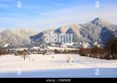 Skifahrer unterwegs. Cross Country Skigebiet in Lenggries. Oberbayern. Deutschland. Stockfoto