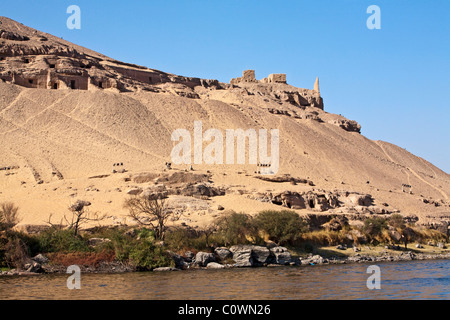 Ägyptens Adligen Gräber sind in die Sandsteinfelsen auf dem Nil Fluß in der Nähe der Stadt Assuan eingebaut. Stockfoto