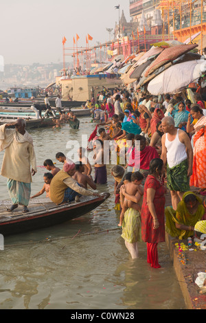 Pilger, Baden im Fluss Ganges bei Mann Mandir Ghat, Varanasi, Uttar Pradesh, Indien Stockfoto