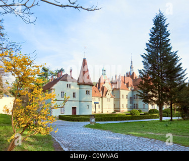 Jagd Schloss des Grafen Schönborn in Karpaten (in der Vergangenheit - Beregvar) Dorf (Zakarpattja Region, Ukraine). Im Jahr 1890 erbaut. Stockfoto