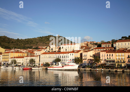 Blick auf Harbourside Häuser und Boote in Port-Vendres im Süden von Frankreich. Stockfoto