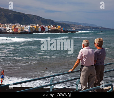 Puerto De La Cruz älteres Ehepaar Blick auf das Meer, Teneriffa Kanarische Inseln Stockfoto