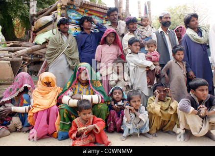 Gruppenfoto der Bauern, die aus einem privaten Gefängnis auf Samaro Gebiet im Distrikt Umerkot auf den Gerichtsbeschluss geborgen wurden, Stockfoto