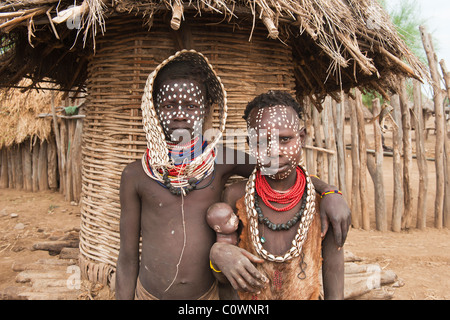 Karo Mädchen mit Ketten gemacht von Kaurimuscheln und Gesichts Gemälden, Omo-Tal, Südäthiopien Stockfoto