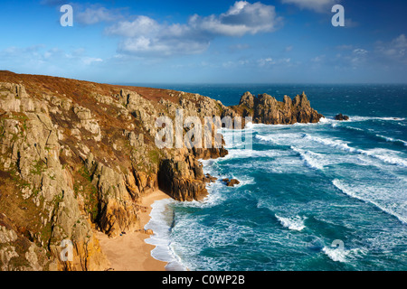 Am späten Nachmittag mit Blick auf Pednvounder Strand und Logan Rock Stockfoto