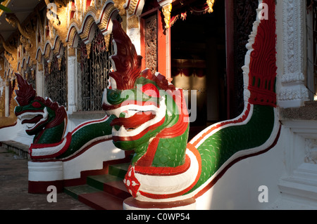 Naga bewachen den Eingang des Tempels Wat Louang, Pakse, Laos Stockfoto