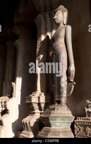 Stehenden Buddha, Haw Pha Kaew, jetzt ein Museum für Kunst und Antiquitäten, Vientiane, Laos Stockfoto