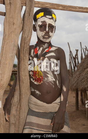 Karo-junge mit Gesichts- und Gemälde, Omo-Tal, Südäthiopien Stockfoto