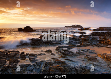 Wellen bei Godrevy fangen den goldenen Glanz der Abendlicht Stockfoto