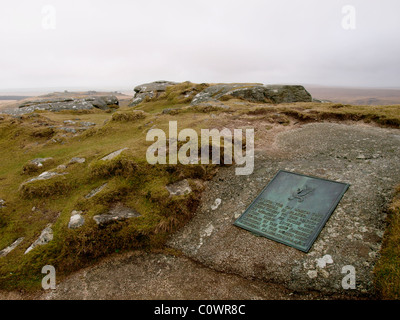 Denkmal auf RoughTor für diejenigen, die verloren ihr Leben während des Dienstes in der 43. Wessex-Division im zweiten Weltkrieg, Bodmin Moor, UK Stockfoto