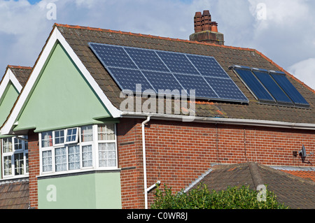 Solarmodule für Strom und Warmwasser ausgestattet Dach von Wohneigentum im Vereinigten Königreich. Stockfoto