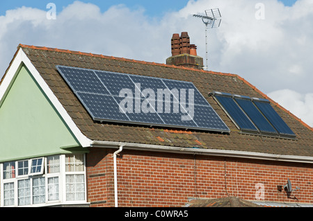 Solarmodule für Strom und Warmwasser ausgestattet Dach von Wohneigentum im Vereinigten Königreich. Stockfoto