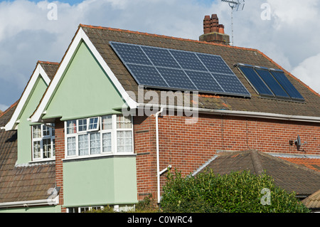 Solarmodule für Strom und Warmwasser ausgestattet Dach von Wohneigentum im Vereinigten Königreich. Stockfoto