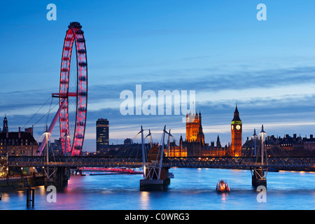 London Skyline - Blick mit Blick auf die Themse in Richtung The London Eye, Houses Of Parliament und Jubilee Bridge Stockfoto