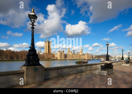 Blick in den Houses of Parliament auf der Themsepromenade Richtung Lambeth Stockfoto