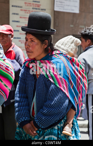 Bolivianischen Dame in Tracht tragen Kind, La Paz, Bolivien, Südamerika. Stockfoto