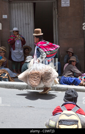 Bolivianischen Dame im traditionellen Kleid in La Paz, Bolivien, Südamerika. Stockfoto