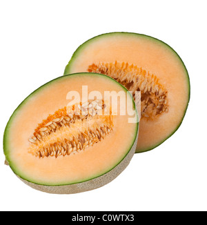 Cantaloupe-Melone in Scheiben geschnitten, in der Mitte auf dem weißen Hintergrund isoliert Stockfoto