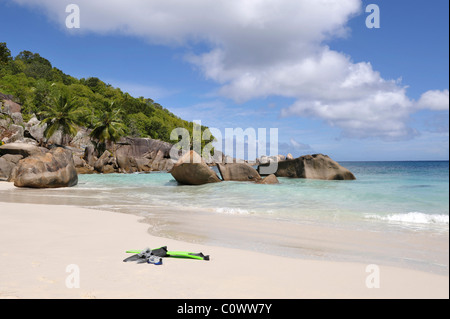 Schnorchelausrüstung am Strand Anse Takamaka, Insel Mahé, Seychellen Stockfoto