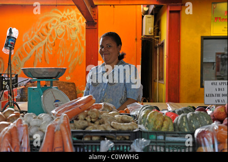 Verkauf von Bio-Gemüse auf Victoria Markt in Victoria, Seychellen-Insel Mahé, Frau Stockfoto