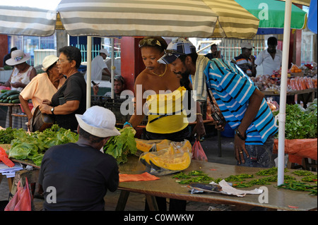 Menschen am Victoria Market in Victoria, der Insel Mahé, Seychellen Stockfoto