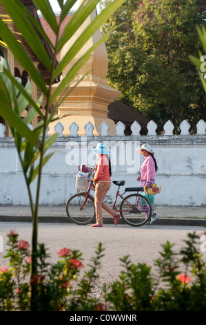 Zwei Frauen auf der Straße, Luang Prabang, Laos Stockfoto