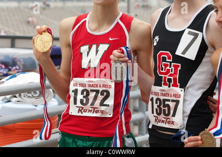 Anglo Jungs zeigen ihre Gold- und Silbermedaillen gewann bei den Texas High School Leichtathletik Staatsmeisterschaften in Austin Stockfoto