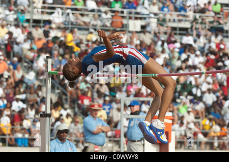 Afroamerikanische Mädchen löscht die Hochsprung-Bar bei der Texas High School State Leichtathletik Treffen in Austin Stockfoto