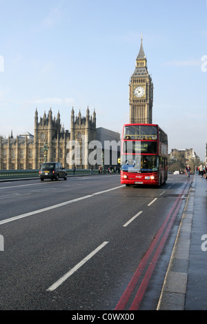 Berühmte rote Bus auf Westminster Bridge in London Stockfoto