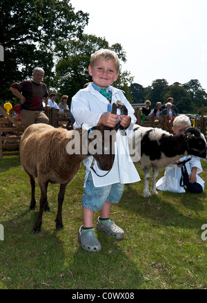 Young Farmers mit Schafen an Tieren zeigen, Yorkshire Stockfoto