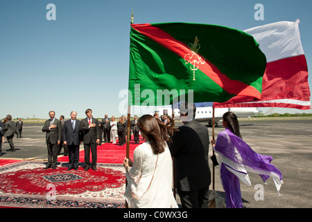 Die Aga Khan (Zentrum im Hintergrund) und Texas-Gouverneur Rick Perry (rechts im Hintergrund) Stand stramm während einer Zeremonie begrüßen die Stockfoto