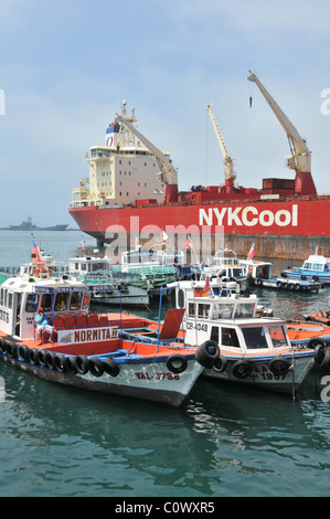 riesige Container Schiff Jorgen Reefer und kleine Boote im Hafen Valparaiso Chile Stockfoto