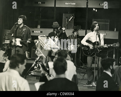 DIE Knicke auf Ready, Steady, Go etwa 1967. aus l: Ray Davies, Peter Quaife, Mick Avory und Dave Davies. Foto Tony Gale Stockfoto