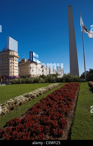 Allee 9 Juli mit Obelisk. Buenos Aires. Argentinien. Stockfoto