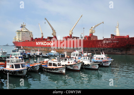 Riesige Container Schiff Jorgen Reefer und kleine Boote in Port, Valparaiso, Chile Stockfoto