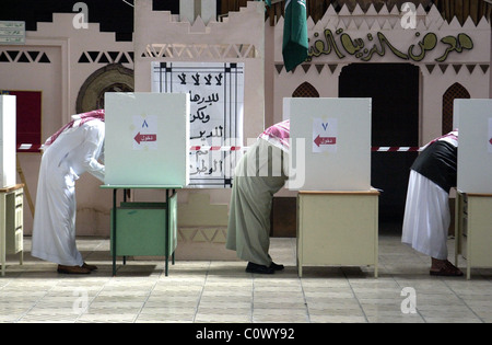 Riyadh, Saudi-Arabien - 10. Februar 2005 - Wähler hinter Stände während der historischen ersten Kommunalwahlen im Land. Stockfoto