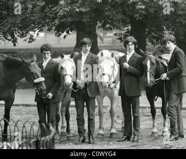 DIE BRITISCHE Popgruppe KINKS im Hyde Park, London, 1965 von links: Peter Quaife, Mick Avory, Dave Davies und Ray Davies. Foto: Tony Gale Stockfoto