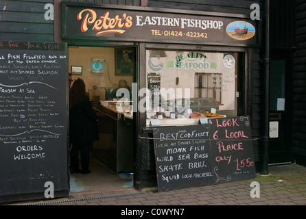 Kunden und Fischhändler In einem Fischhändler Hastings East Sussex England Stockfoto