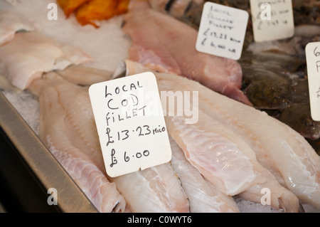 Frischer Kabeljau Filets auf eine Fischtheke Stockfoto