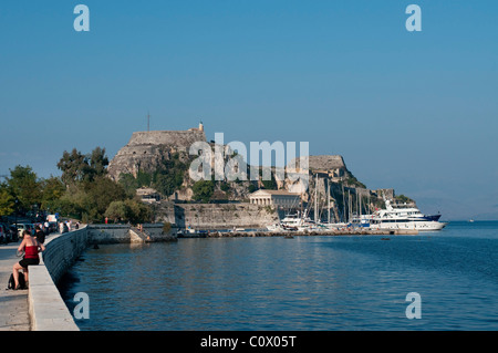 Strandpromenade von venezianischen Festung, Corfu Town, Korfu, Griechenland Stockfoto