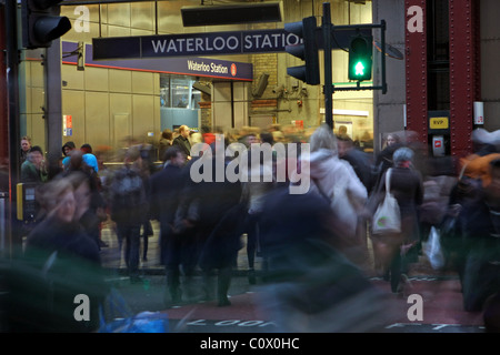 Menschen beim Überqueren der Straße und zu Fuß in Waterloo Bahnhof in den Feierabendverkehr Stockfoto