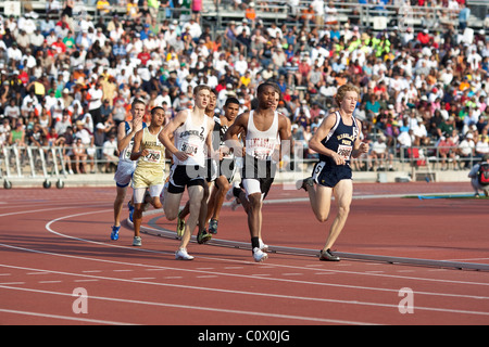 Jungen toben die Kurve in der Meisterschaft Hitze eines Rennens bei der Texas State High School Track treffen in Austin Stockfoto