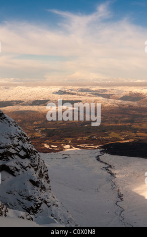 Blick von der North Face von Ben Nevis unten Allt ein "Mhuilinn Stockfoto