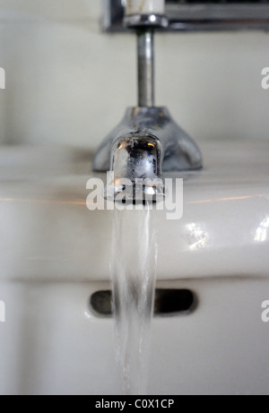 Spüle. Fließendes Wasser im Waschraum. Offener Hahn in einem Waschbecken im Badezimmer. Wohneinrichtungen. USA Stockfoto