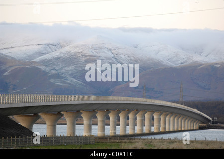 Clackmannanshire (obere Forth Crossinacross) überbrücken den Firth of Forth, Schottland, Großbritannien. mit den Ochil Hills im Hintergrund. Stockfoto