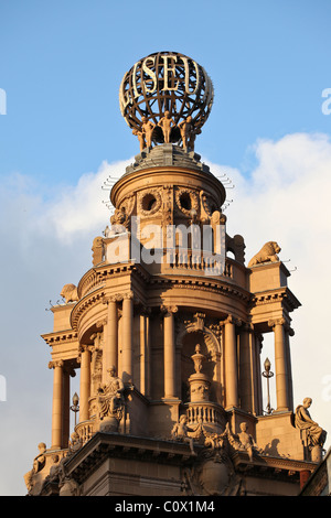 Das reich verzierte Dach des Coliseum Theatre, London, England Stockfoto