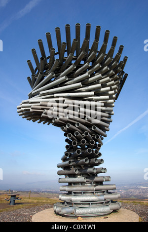 Röhrenförmiger Gesang „Ringing Tree“, windgetriebene Metallsound-Skulptur, Metall, musikalischer Edelstahl, Pennine Hill Range Burnley, England, Großbritannien Stockfoto